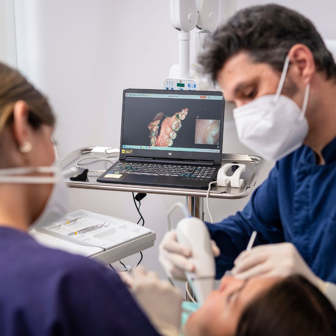 Protesi 18 FOTO CI PRENDIAMO CURA DI TE 2 - Dentista a Varese
